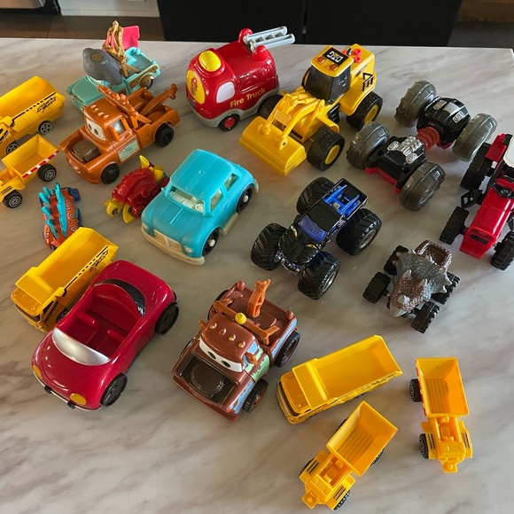 LOT OF 19 MISC TOY VEHICLES KIDS PLAY - Picture 1 of 10